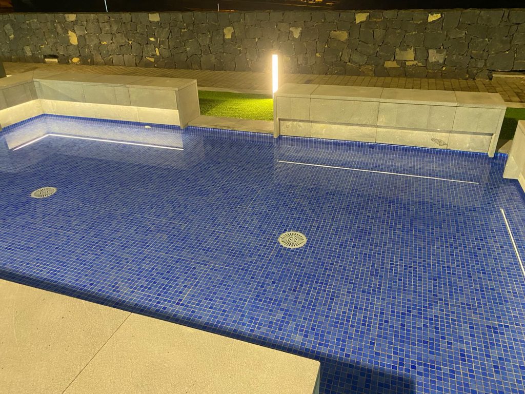 Colocación de luces en piscinas